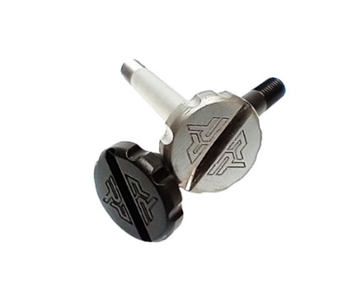 Śruba do demontażu kolby Marlin umożliwia szybkie rozkładanie i transportowanie karabinu Marlin bez narzędzi, wystarczy użyć monety.